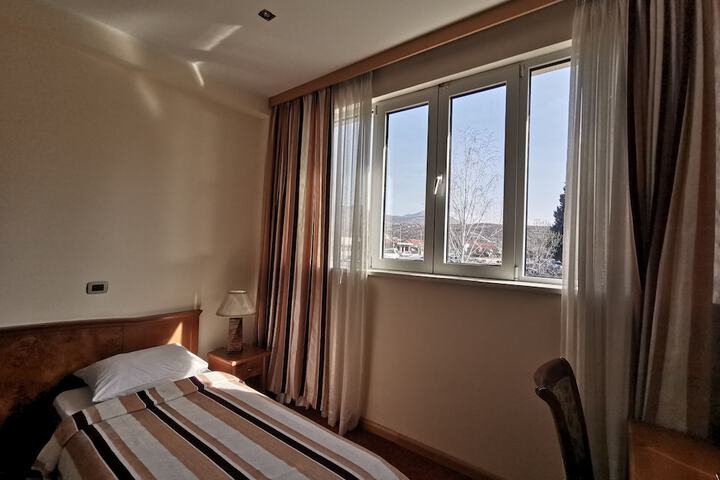 Room 13 of 31