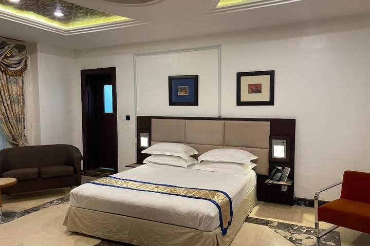 Room 4 of 114