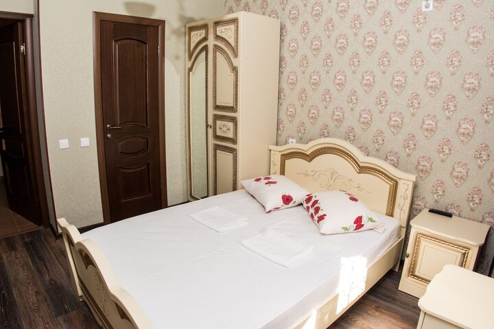 Room 8 of 33