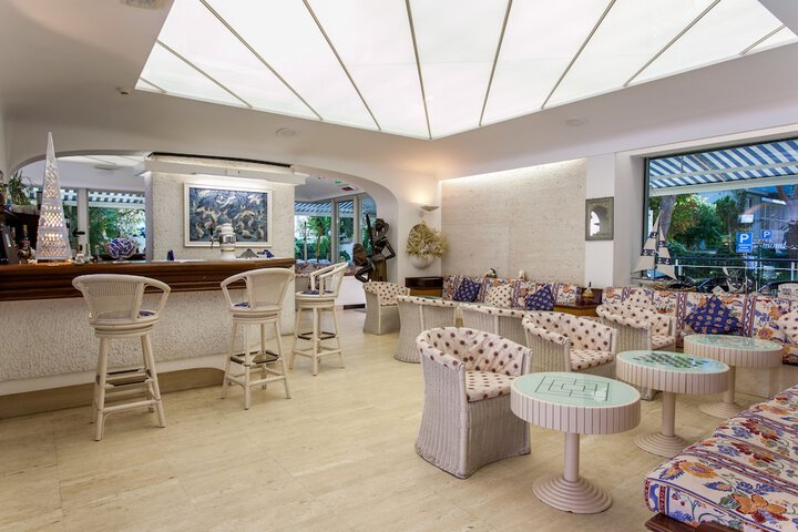 Lounge 124 of 172
