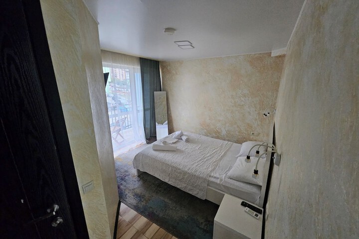 Room 5 of 8