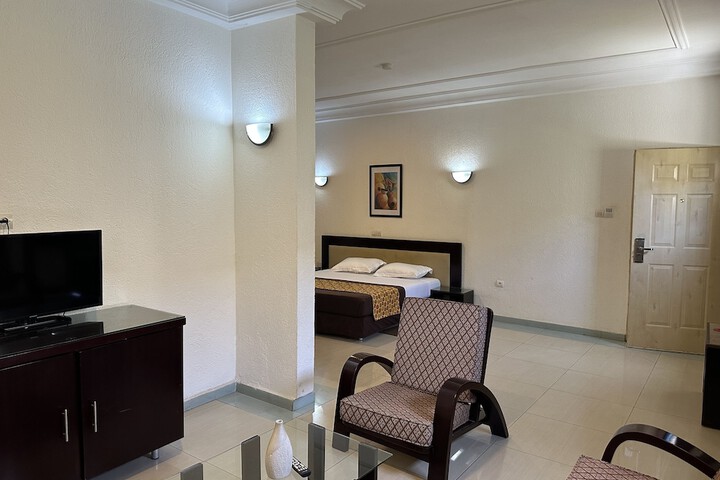 Room 13 of 32