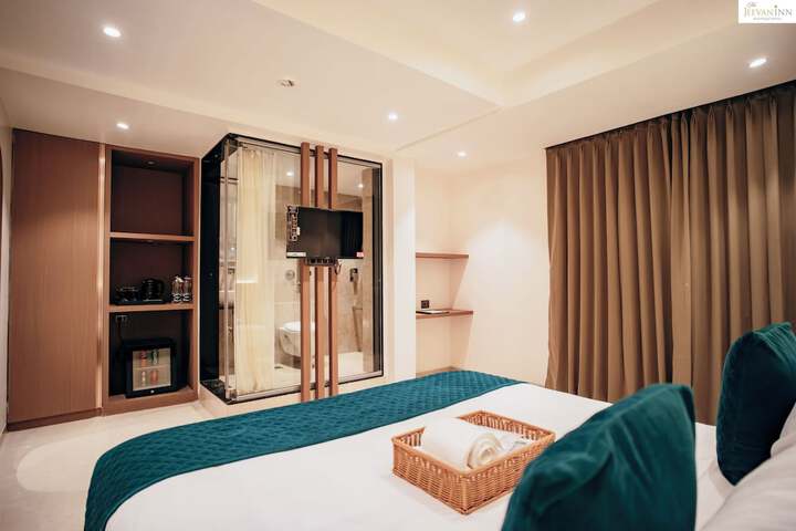 Room 6 of 14