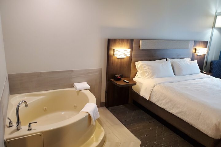 1 King Bed (22 of 24)