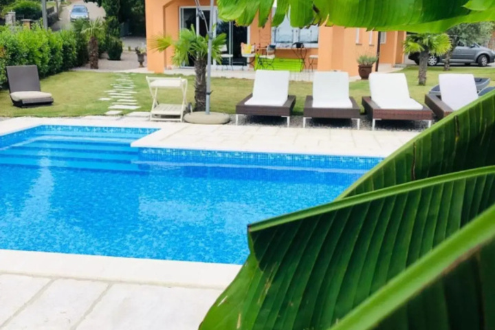 Pool 11 of 15