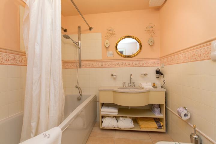 Room 47 of 99