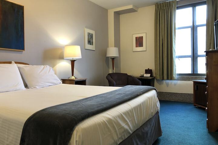 Interior Economy Queen Bed Pet Friendly (35 of 47)