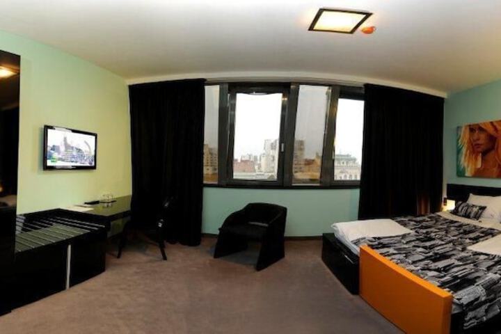Room 3 of 49