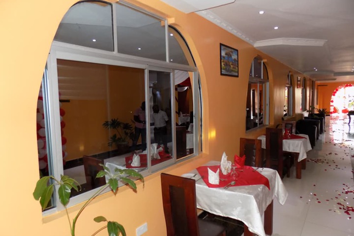 Dining 16 of 25