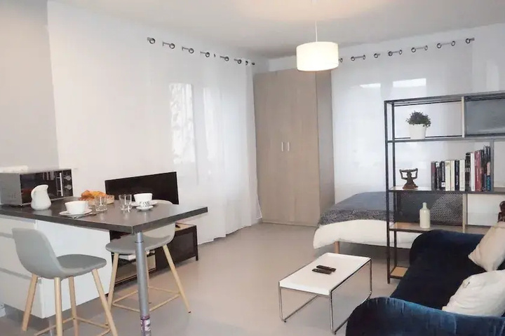 Room 4 of 12