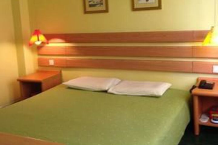 Room 6 of 28