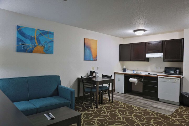 1 Queen Bed Efficiency Suite (37 of 54)