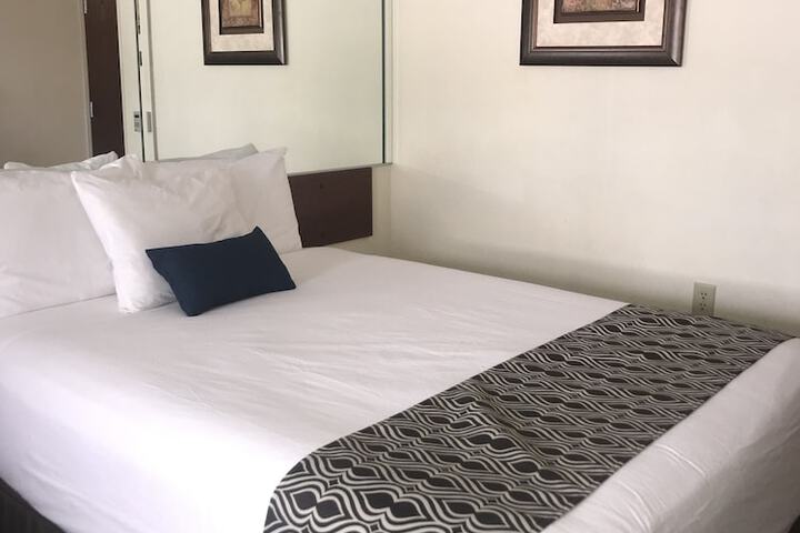 1 Queen Bed Accessible Room (54 of 54)