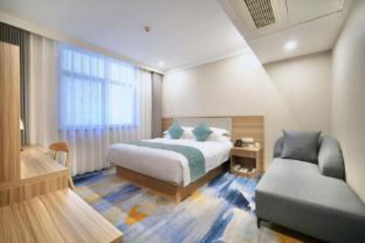 Room 8 of 9