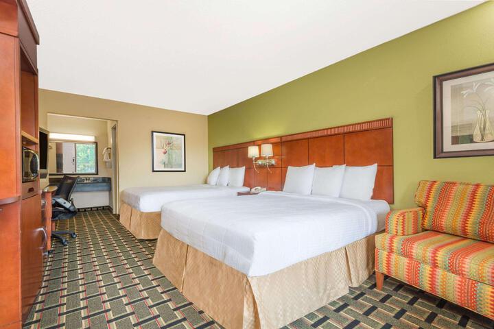 1 King Bed (3 of 4)