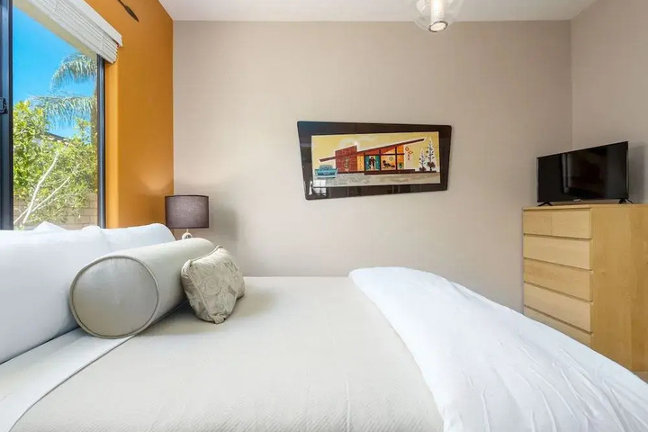 Room 4 of 24