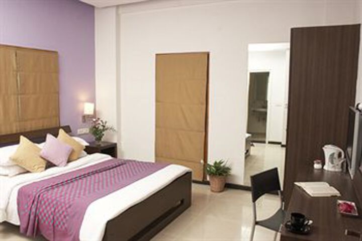Room 2 of 10