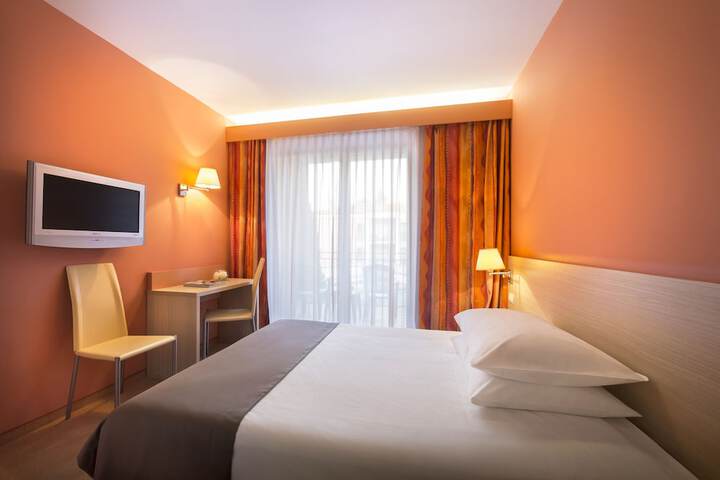 Room 4 of 52