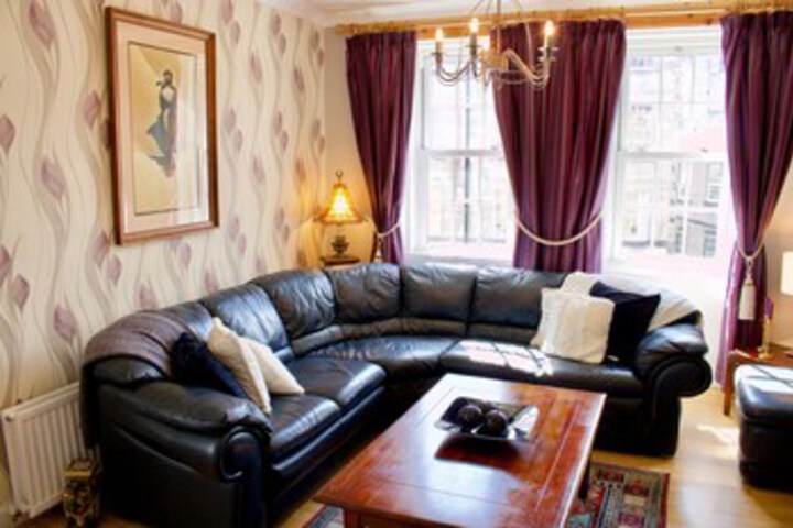 2 Bedroom Central Edinburgh Flat