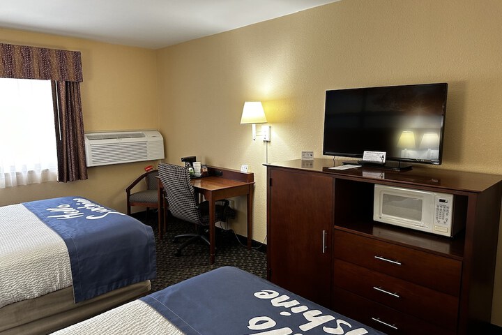 1 Queen Bed (6 of 36)
