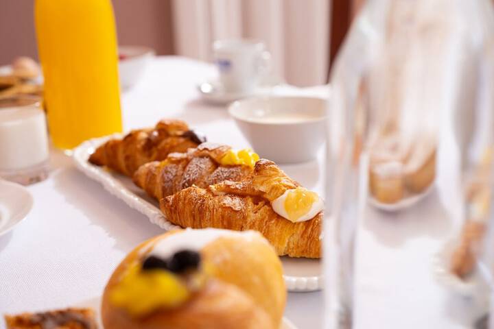 Breakfast/Coffee Service 83 of 111