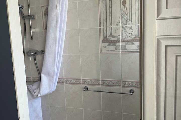 Room 42 of 171