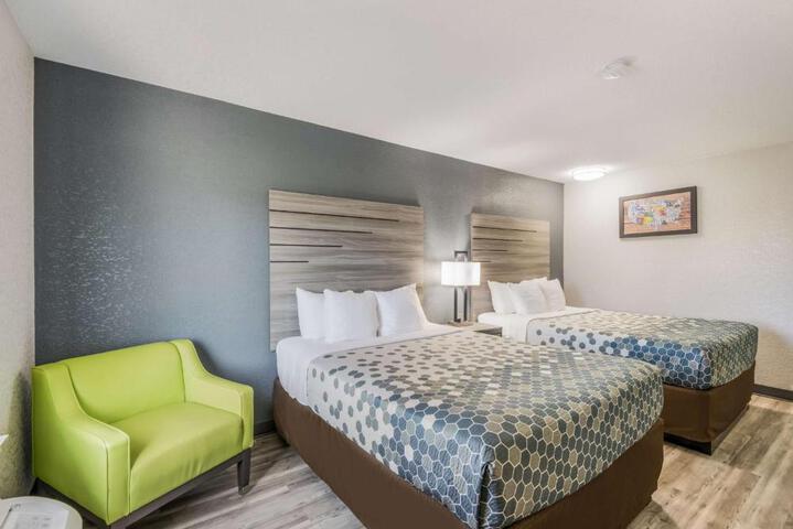 1 Queen Bed (14 of 16)
