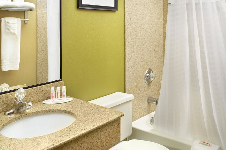 1 Queen Bed (5 of 7)