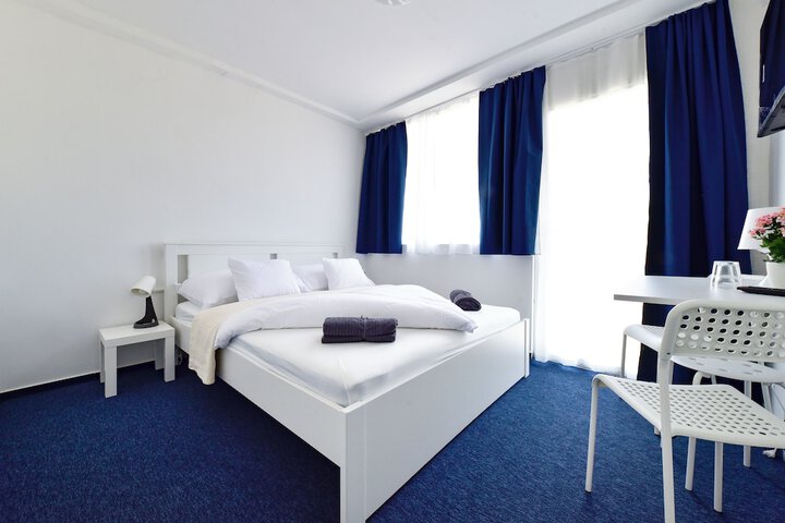 Room 6 of 27