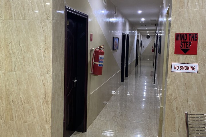 Ballroom/Hall 12 of 14