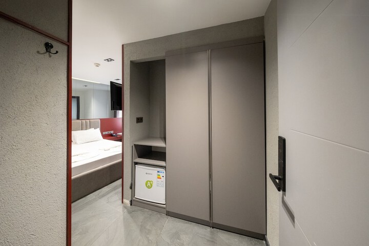 Room 3 of 49
