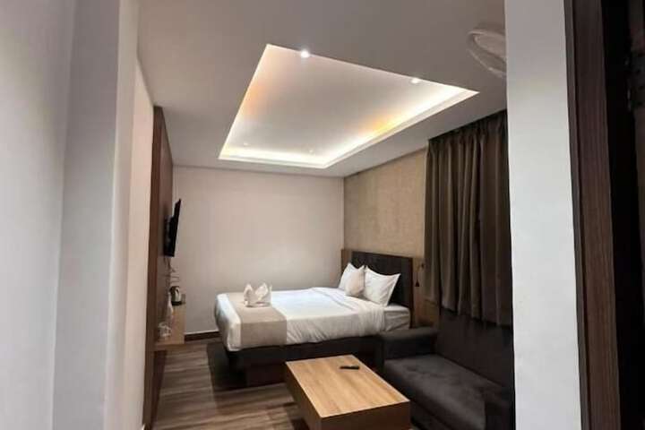 Room 13 of 32