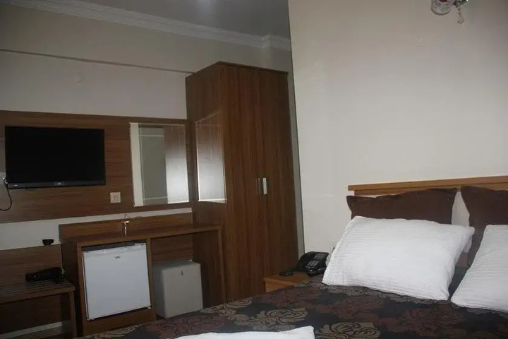 Room 3 of 8