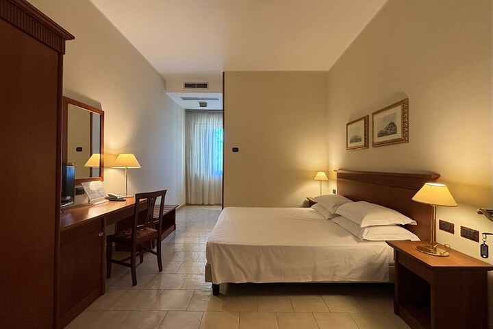 Room 5 of 11