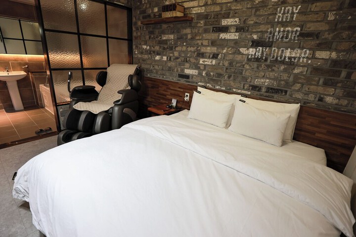 Room 45 of 93