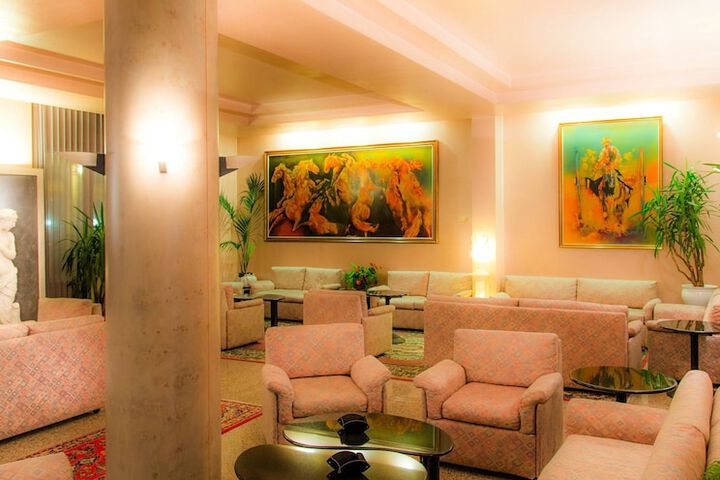 Lobby lounge