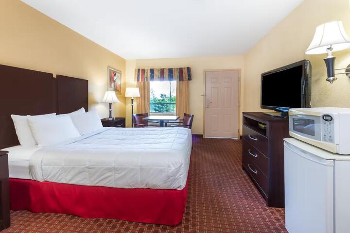 1 King Bed (2 of 6)