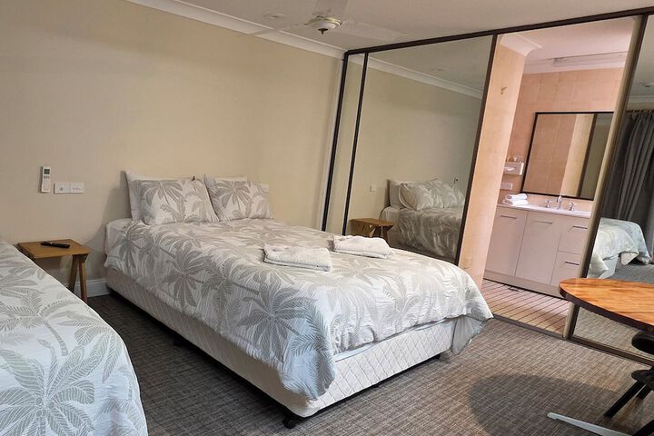 Room 4 of 18