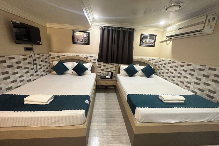 Room 9 of 18