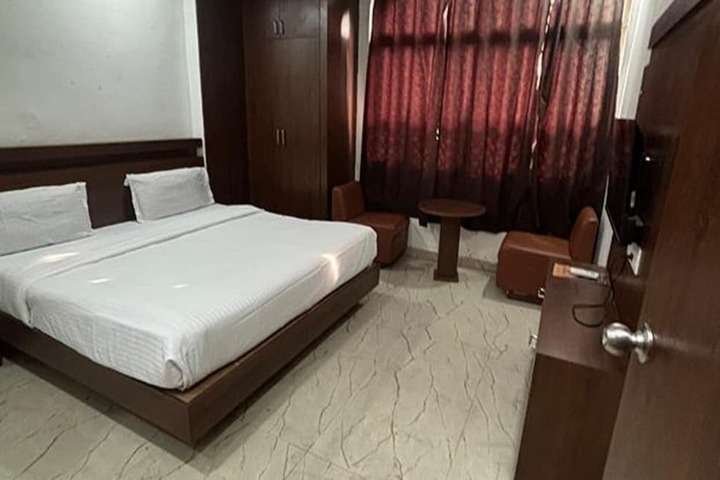 Room 6 of 13