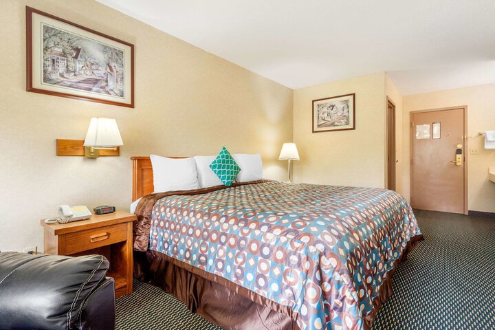 1 King Bed (6 of 6)
