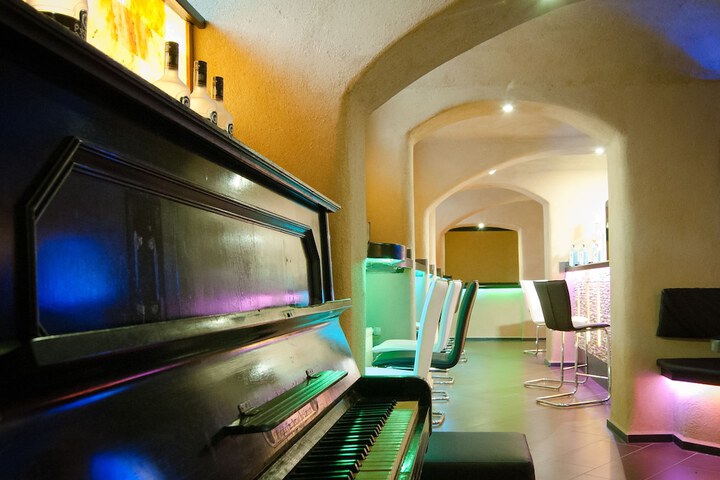 Lounge 29 of 33