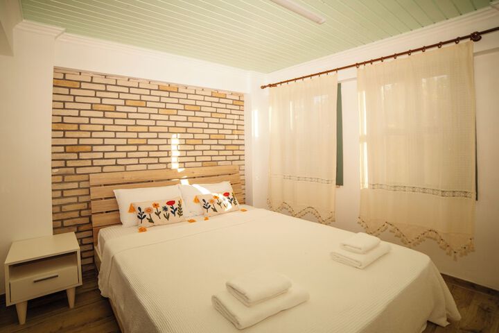 Room 6 of 26