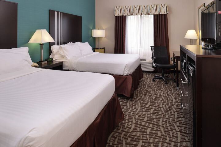 2 Queen Beds (8 of 11)