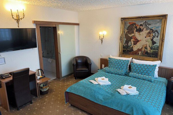 Room 34 of 107