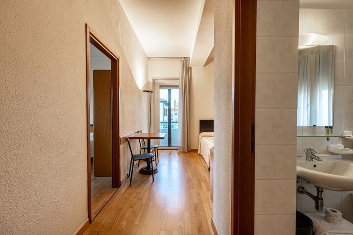 Room 10 of 31