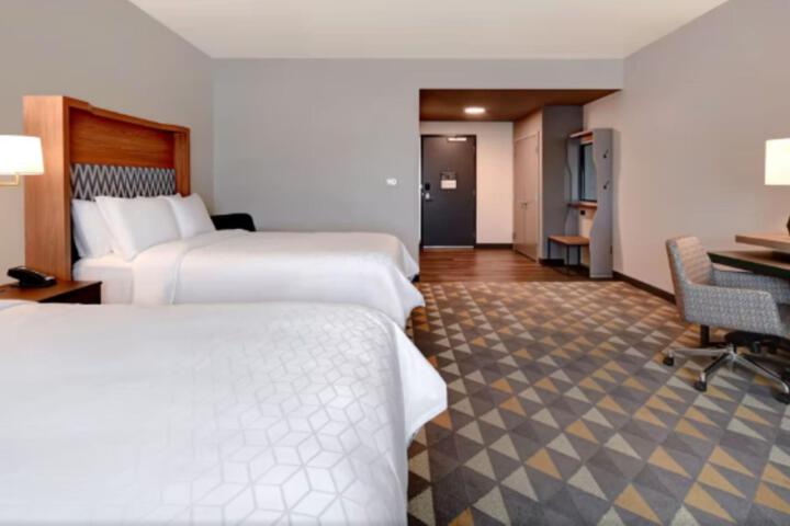 Premium 2 Queen Beds (3 of 18)