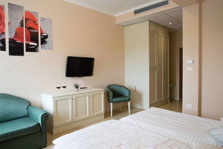 Room 4 of 30