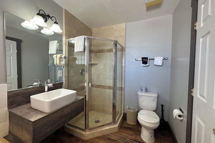 Standard Single King Bed (3 of 30)