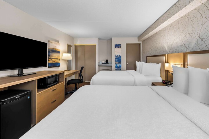 1 Queen Bed Microwave and Refrigerator Work Desk WiFi Continental Breakfast (7 of 20)